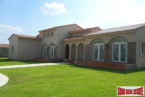 6 bedrooms House in Pattaya, Thailand No. 96477 3