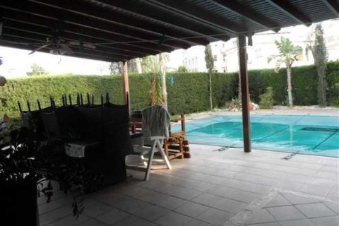 Дом с 4 спальнями в Ларнака, Кипр №80735 5