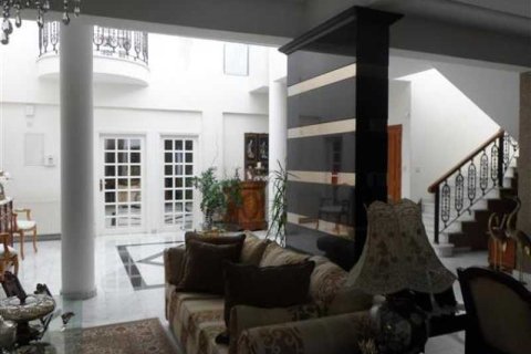 Дом с 4 спальнями в Ларнака, Кипр №80735 8