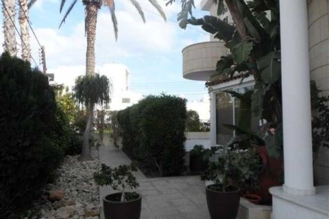 Дом с 4 спальнями в Ларнака, Кипр №80735 4