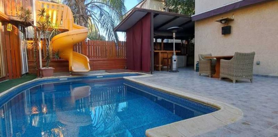 Дом с 4 спальнями в Лимассол, Кипр №75689