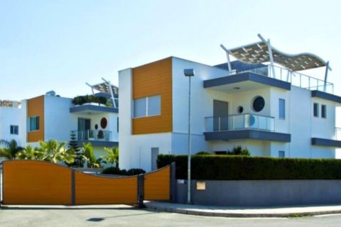 3 bedrooms Villa in Limassol, Cyprus No. 106985 1