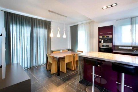 3 bedrooms Villa in Limassol, Cyprus No. 106985 2