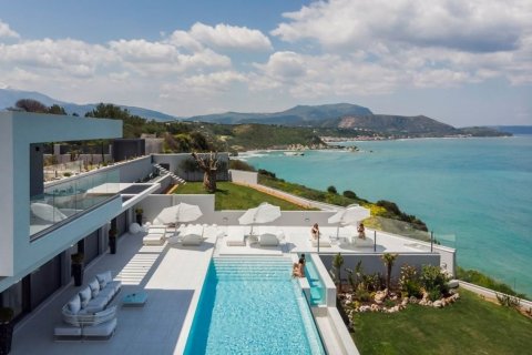 3 bedrooms Villa in Crete, Greece No. 52356 1