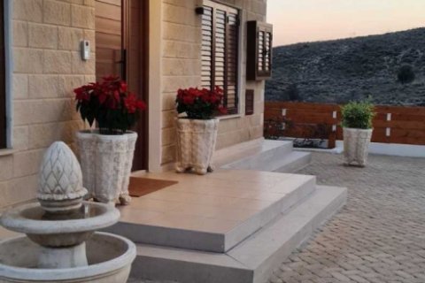 3 bedrooms Villa in Nicosia, Cyprus No. 78006 3