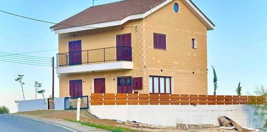 3 bedrooms Villa in Nicosia, Cyprus No. 78006