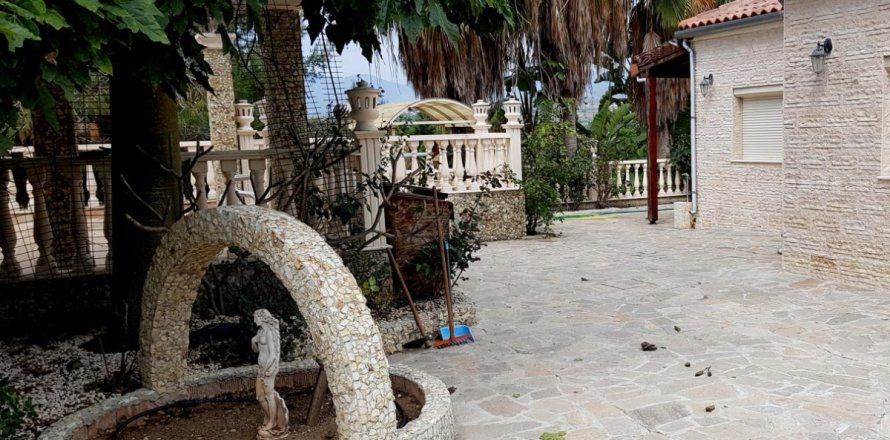 4 bedrooms Villa in Limassol, Cyprus No. 105932