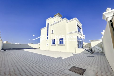 5 bedrooms Villa in Abu Dhabi, UAE No. 118075