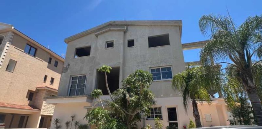 6 bedrooms Villa in Kato Polemidia, Cyprus No. 101086