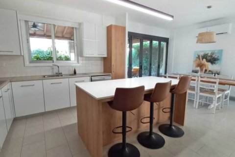 Дом с 4 спальнями в Лакатамия, Кипр №76014 4