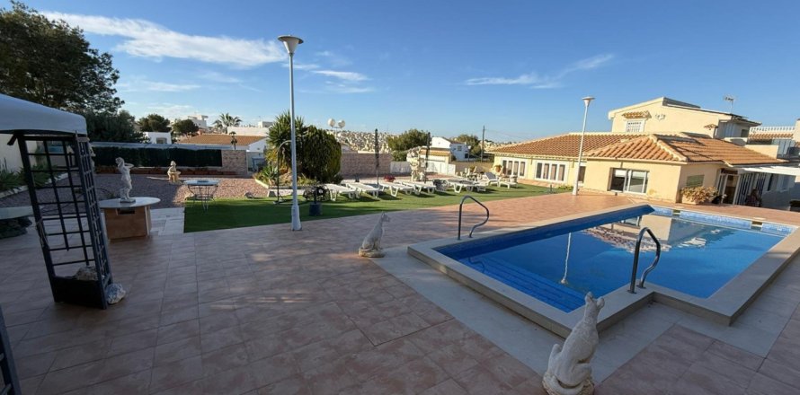 4 dormitorios Villa en Villamartin, Spain No. 124841