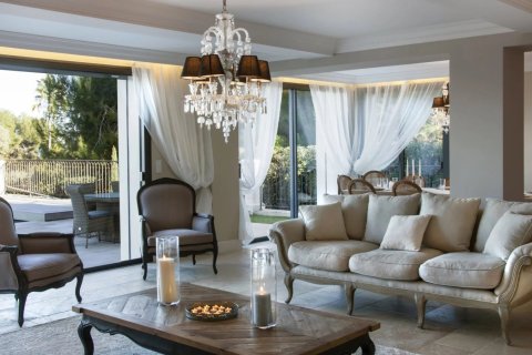 5 bedrooms Villa in Antibes, France No. 79609 3