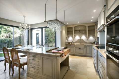 5 bedrooms Villa in Antibes, France No. 79609 4
