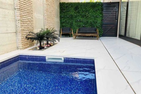 Дом с 4 спальнями в Строволос, Кипр №30557 1