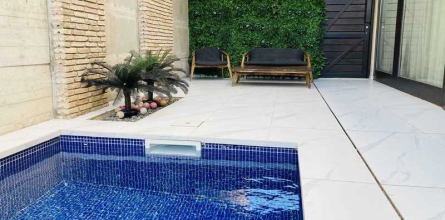 Дом с 4 спальнями в Строволос, Кипр №30557