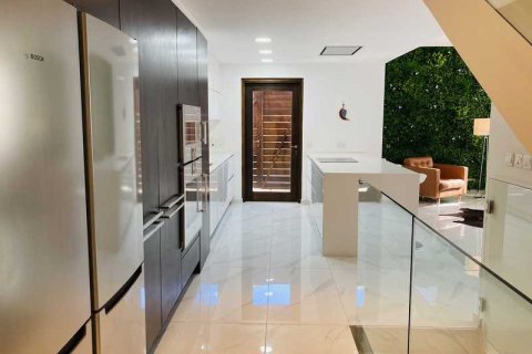 Дом с 4 спальнями в Строволос, Кипр №30557 7