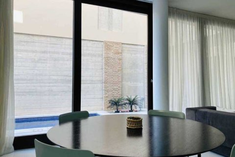 Дом с 4 спальнями в Строволос, Кипр №30557 3