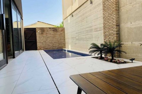 Дом с 4 спальнями в Строволос, Кипр №30557 2