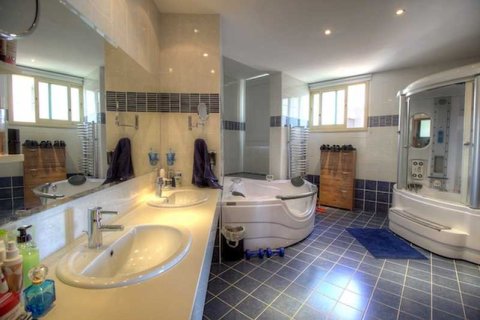 4 bedrooms Villa in Limassol, Cyprus No. 32058 4