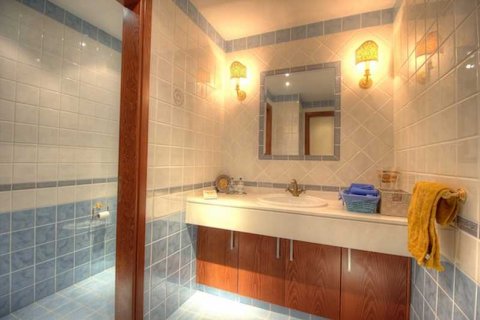 4 bedrooms Villa in Limassol, Cyprus No. 32058 12