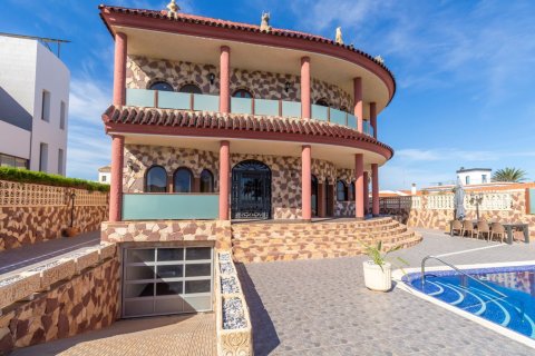 624m² Villa in La Zenia, Spain No. 127762 1