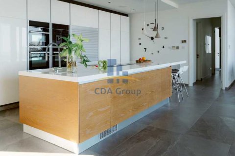 4 bedrooms Villa in Agios Tychonas, Cyprus No. 72199 7