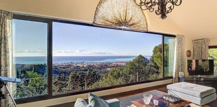 4 bedrooms House in Marbella, Spain No. 25230