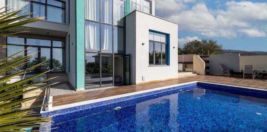 4 bedrooms Villa in Pegeia, Cyprus No. 29103