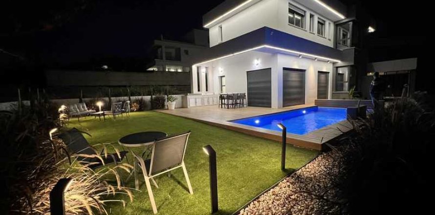 4 bedrooms House in Agios Athanasios, Cyprus No. 66341