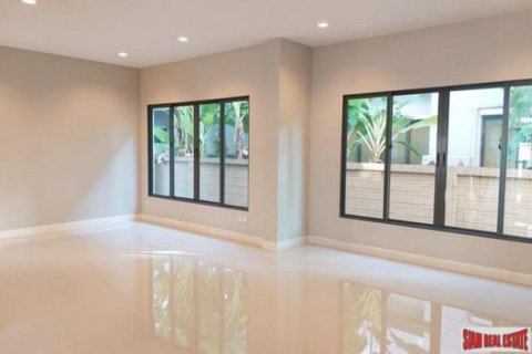 4 bedrooms House in Bangkok, Thailand No. 95845 6