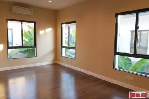 4 bedrooms House in Bangkok, Thailand No. 95845 3