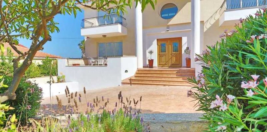 4 bedrooms House in Tala, Cyprus No. 29405