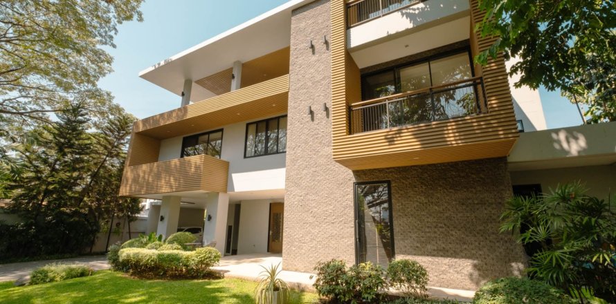 4 bedrooms House in Chiang Mai, Thailand No. 97792