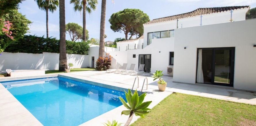 4 bedrooms Villa in Marbella, Spain No. 27403