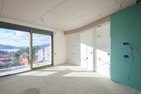 2 bedrooms Apartment in Tivat, Montenegro No. 104675 5