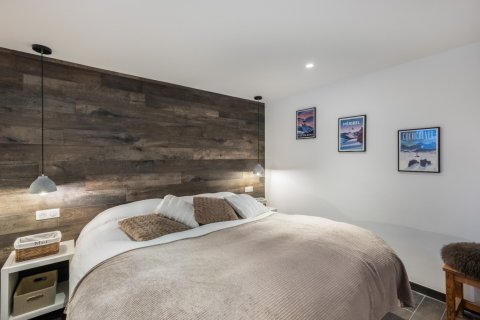 2 bedrooms House in Les Allues, France No. 99675 4