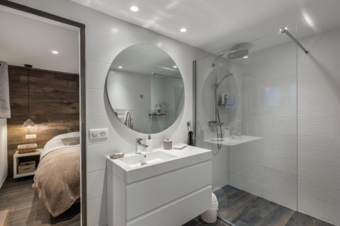 2 bedrooms House in Les Allues, France No. 99675 5