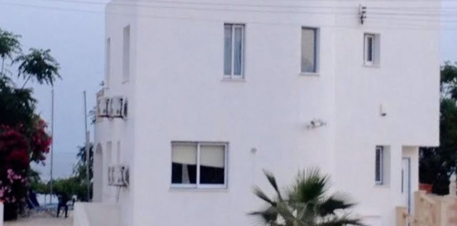 6 bedrooms Villa in Chloraka, Cyprus No. 73496