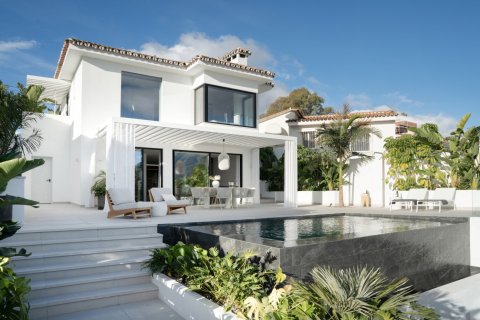 5 bedrooms Villa in Nueva Andalucia, Spain No. 27343