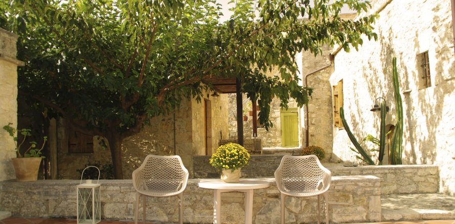 4 bedrooms Commercial property in Chania, Greece No. 84185