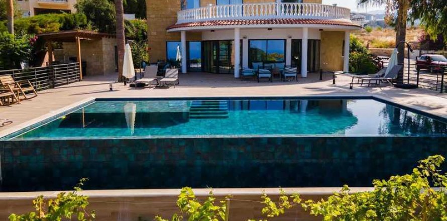 3 bedrooms Villa in Pegeia, Cyprus No. 29192