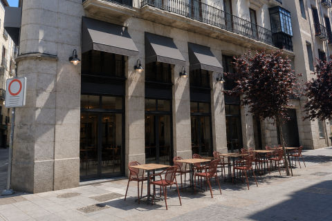 300m² Commercial property à Madrid, Spain No. 126695