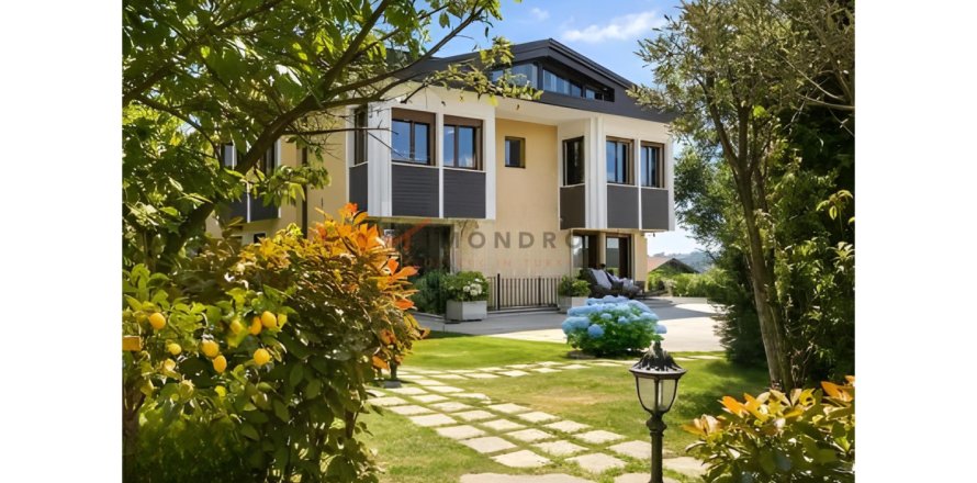7 bedrooms Villa in Sariyer, Turkey No. 125025