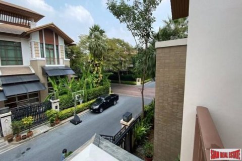 4 bedrooms House in Bangkok, Thailand No. 96086 2