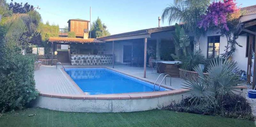 5 bedrooms House in Pano Deftera, Cyprus No. 30484