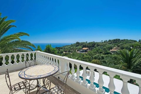 4 bedrooms Villa in Vallauris, France No. 71814 3