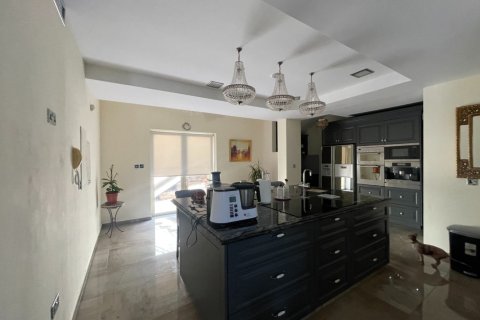 4 bedrooms Villa in Limassol, Cyprus No. 37979 8