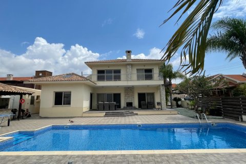 4 bedrooms Villa in Limassol, Cyprus No. 37979 3