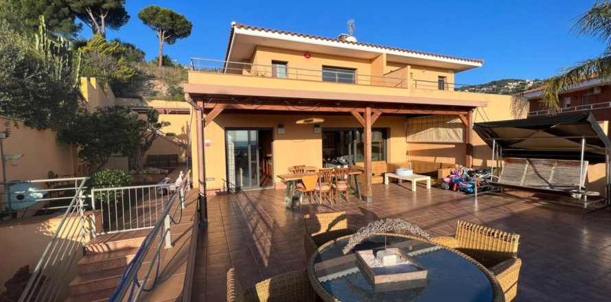 4 bedrooms House in Calella, Spain No. 99180