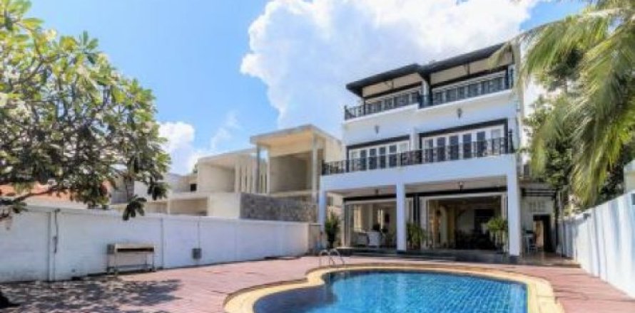6 bedrooms Villa in Hua Hin, Thailand No. 95899